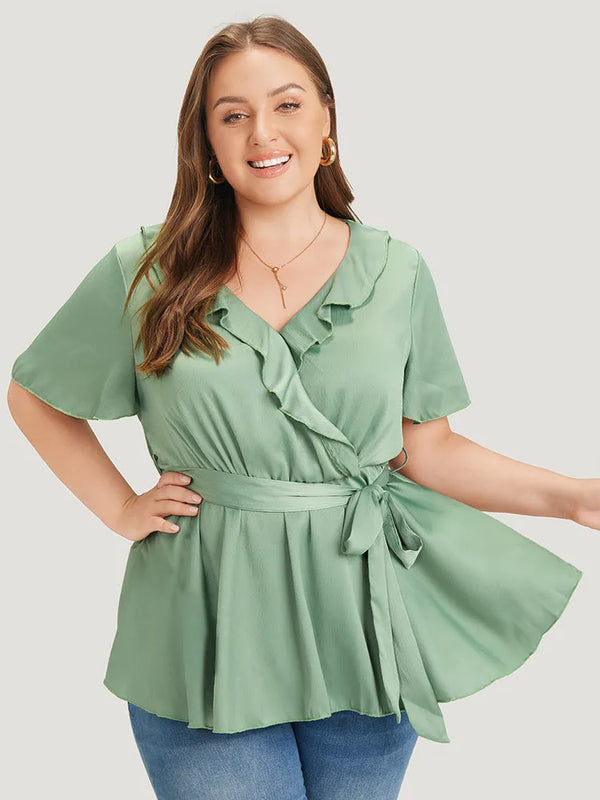 Emilia - Elegant grøn kortærmet bluse med taljebånd