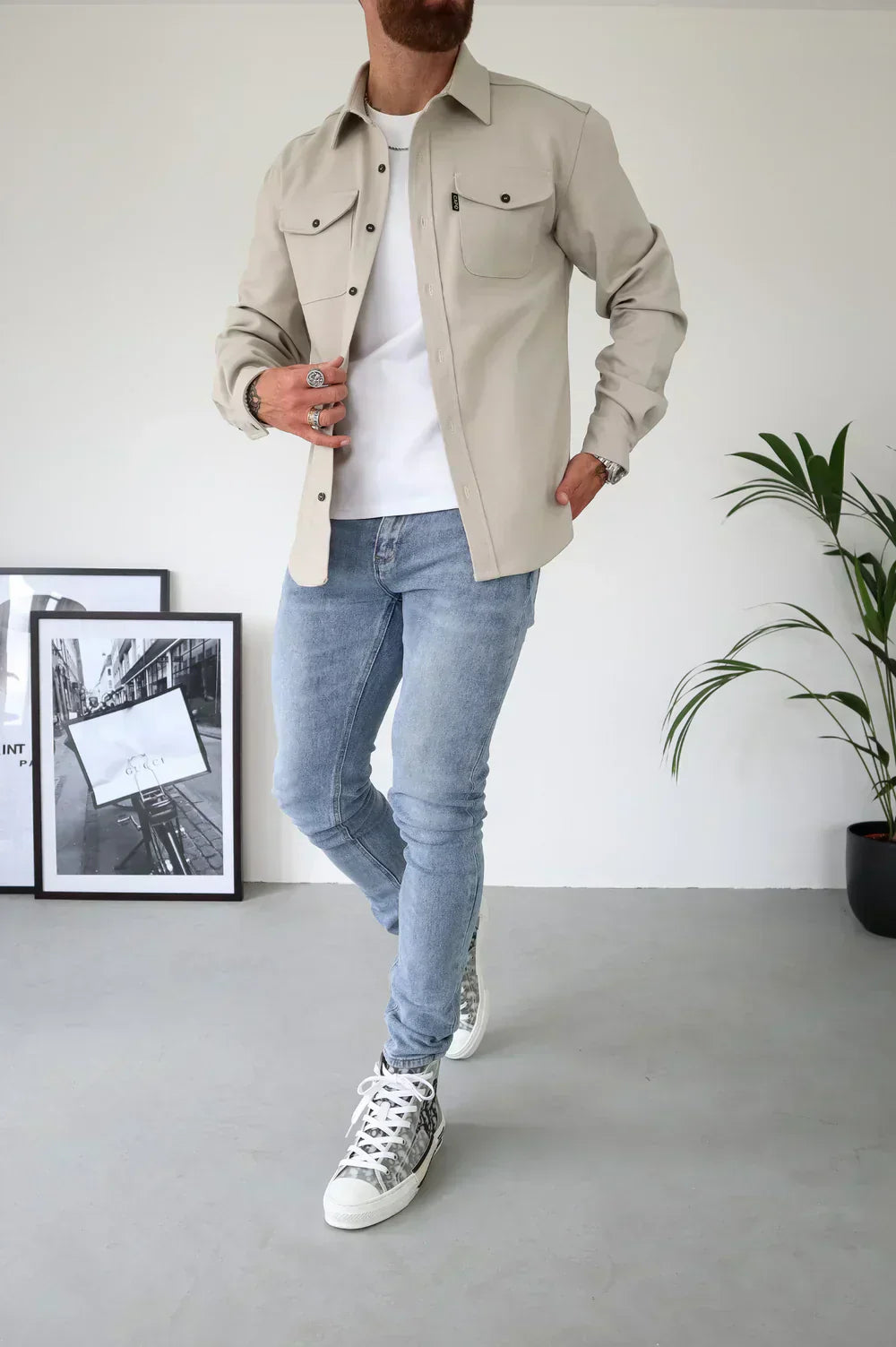 Noah herre skjortejakke casual med afslappet pasform og klassisk design, udstyret med brystlommer og knaplukning, perfekt til et stilfuldt og komfortabelt hverdagslook.