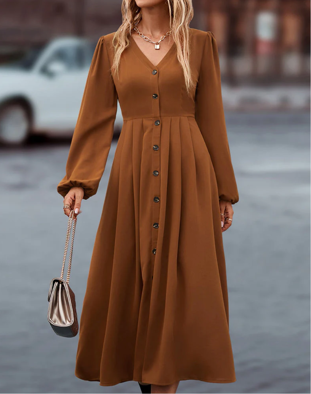Elara Elegance: Elegant langærmet kjole med v-udskæring