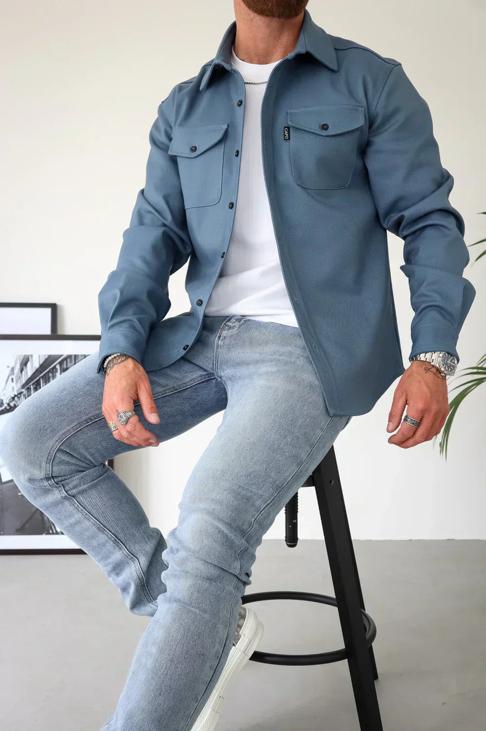 Noah herre skjortejakke casual med afslappet pasform og klassisk design, udstyret med brystlommer og knaplukning, perfekt til et stilfuldt og komfortabelt hverdagslook.