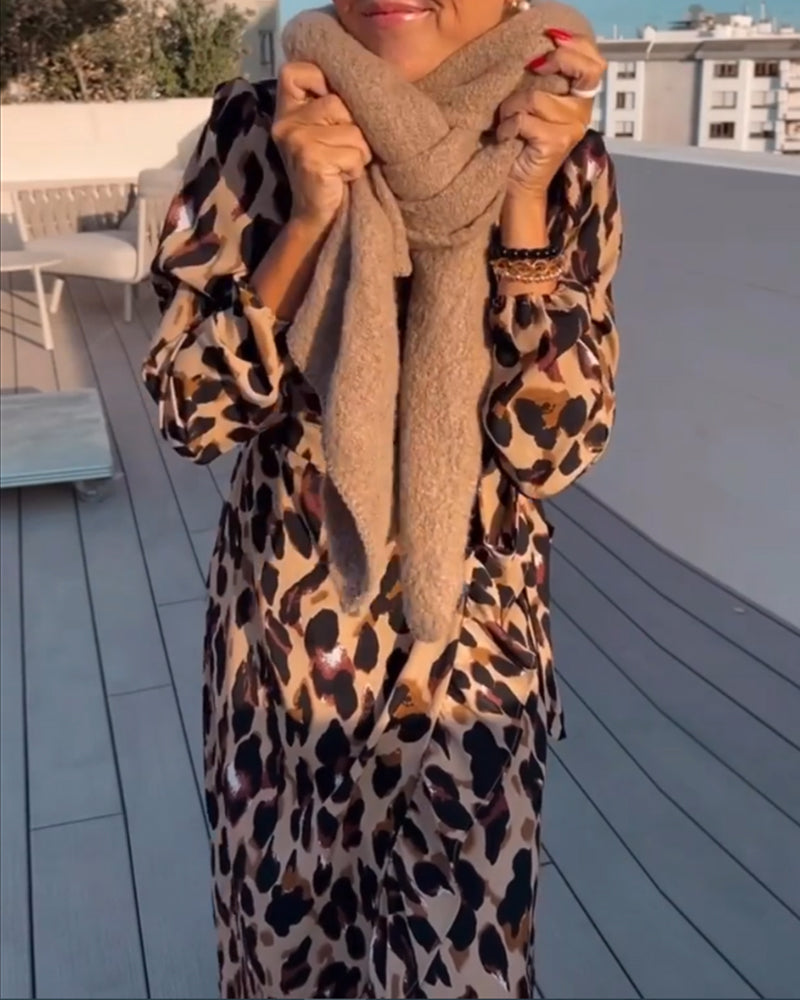Unik Stil: Zoe's A-linje Kjole med Leopardprint og Bælte