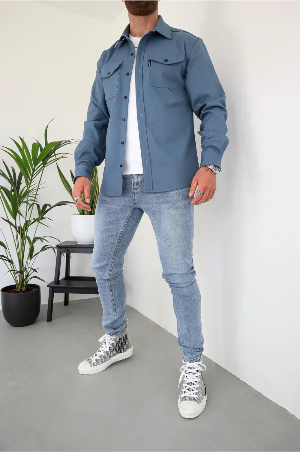 Noah herre skjortejakke casual med afslappet pasform og klassisk design, udstyret med brystlommer og knaplukning, perfekt til et stilfuldt og komfortabelt hverdagslook.