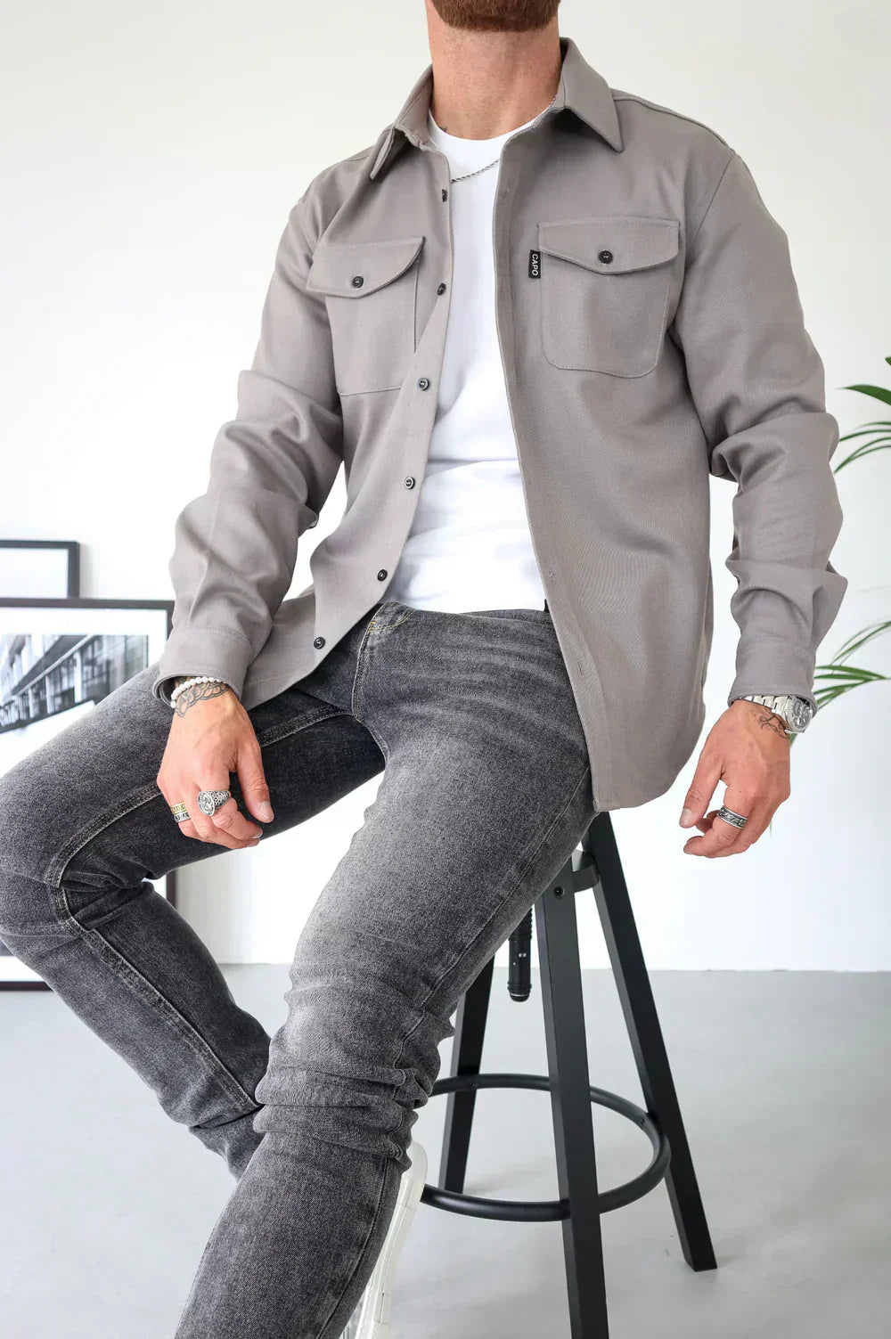 Noah herre skjortejakke casual med afslappet pasform og klassisk design, udstyret med brystlommer og knaplukning, perfekt til et stilfuldt og komfortabelt hverdagslook.