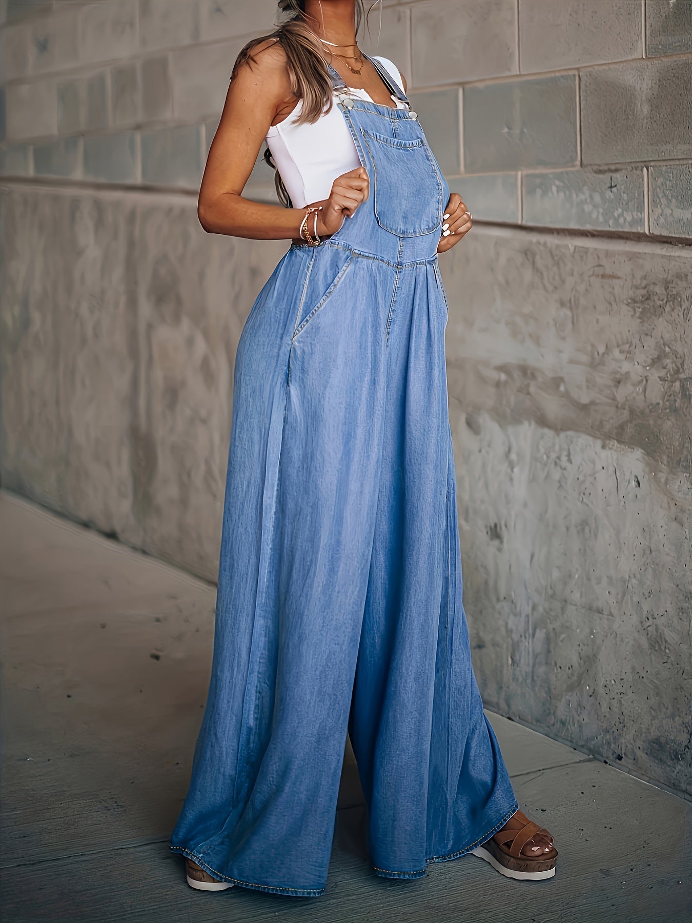 Mira - Løs denim-jumpsuit med justerbar skulderstrop