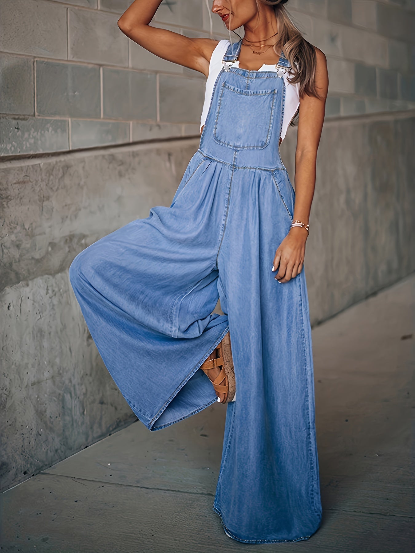 Mira - Løs denim-jumpsuit med justerbar skulderstrop