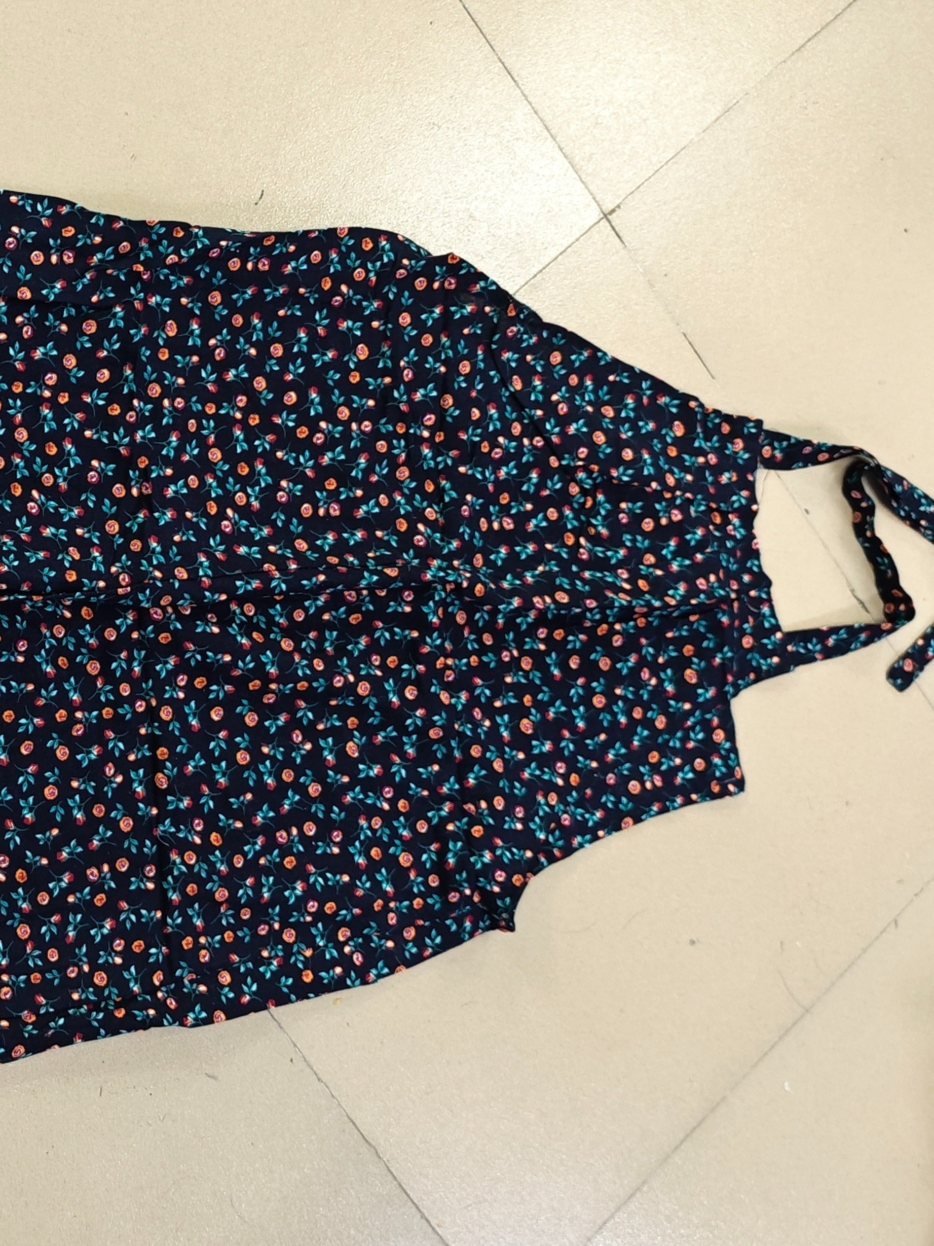 Luna - Løstskåret blomstret jumpsuit med vide ben
