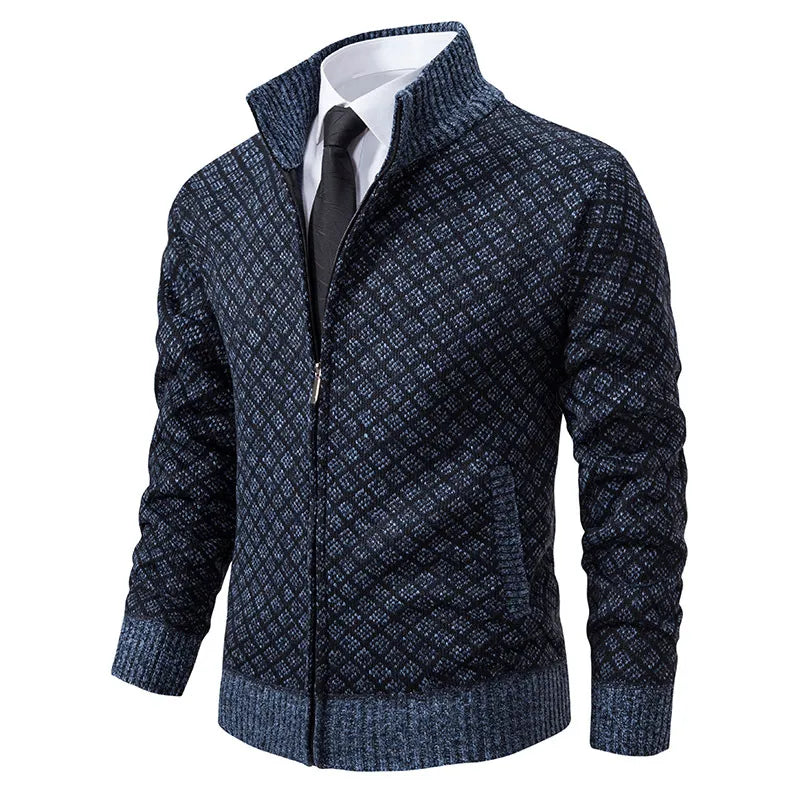 Elegant og moderne cardigan Lucas til mænd i mørkeblå med diskret mønster og lynlåslukning. Denne cardigan har en stilfuld høj krave og ribkant ved håndled og talje, hvilket giver et sofistikeret look, der passer perfekt til både formelle og afslappede lejligheder. Ideel til den moderne mand, der ønsker komfort og elegance.
