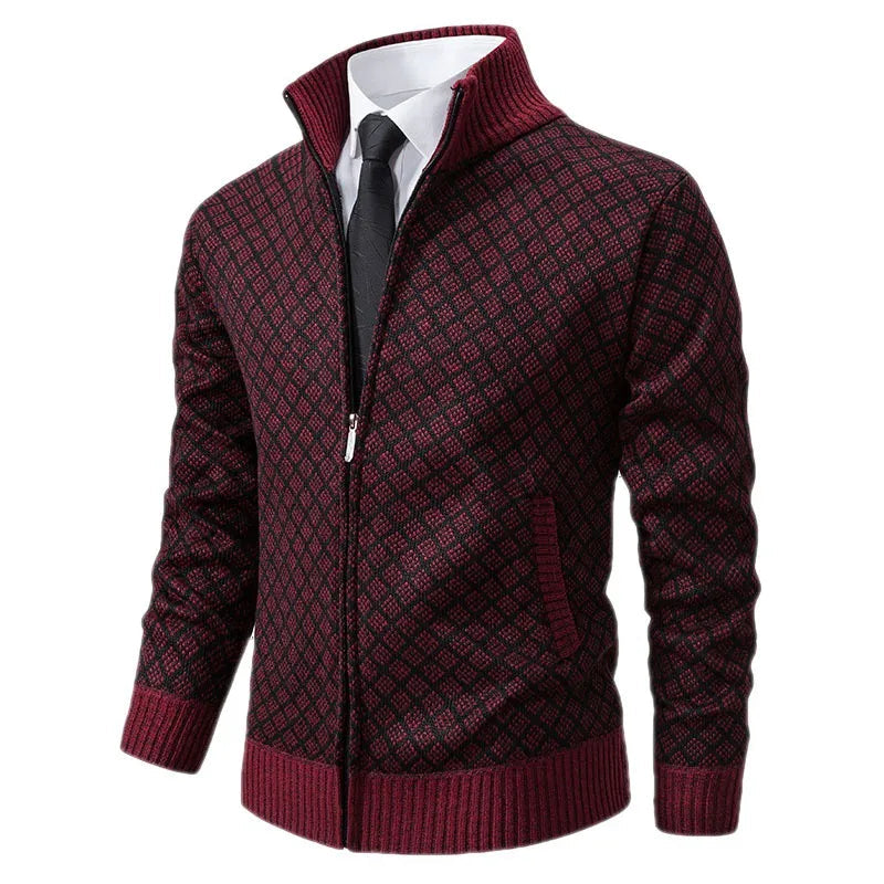 Elegant og moderne cardigan Lucas til mænd i dyb bordeaux med klassisk mønster og lynlåslukning. Cardiganen har en høj krave og ribkanter ved håndled og talje, som giver et sofistikeret look, der passer både til formelle og afslappede lejligheder. Perfekt til den stilfulde mand, der ønsker komfort og et strejf af farve i garderoben.