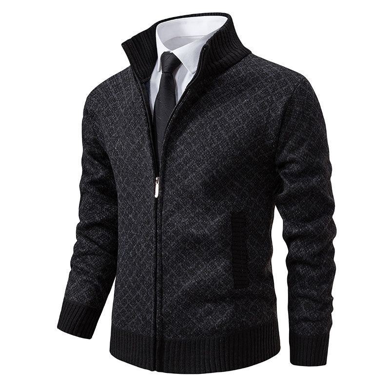 Elegant og moderne cardigan Lucas til mænd i klassisk sort med diskret mønster og lynlåslukning. Cardiganen har en stilfuld høj krave og ribkant ved håndled og talje, hvilket giver et sofistikeret udtryk, der passer til både formelle og afslappede anledninger. Perfekt til den stilbevidste mand, der søger komfort og elegance.