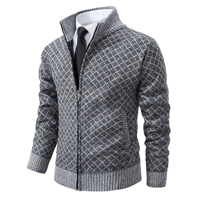 Elegant og moderne cardigan Lucas til mænd i lys grå med klassisk mønster og lynlåslukning. Cardiganen har en høj krave og ribkanter ved håndled og talje, som skaber et sofistikeret og tidløst look, der passer til både hverdagsbrug og formelle anledninger. Ideel for den stilbevidste mand, der ønsker komfort og elegance i én.