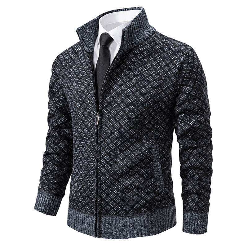 Elegant og moderne cardigan Lucas til mænd i mørkegrå med diskret mønster og lynlåslukning. Cardiganen har en høj krave og ribkanter ved håndled og talje, hvilket skaber et raffineret look, der passer til både formelle og afslappede lejligheder. Perfekt valg for den stilbevidste mand, der ønsker både komfort og elegance.