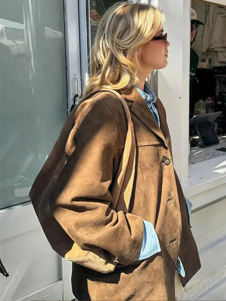 Alma dames oversize blazer moderne med afslappet pasform og bred revers, ideel til et trendy og stilfuldt look, perfekt til både hverdagsbrug og lag-på-lag styling.