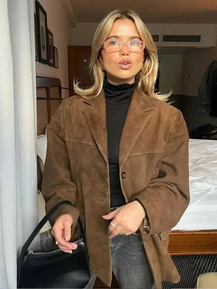 Alma dames oversize blazer moderne med afslappet pasform og bred revers, ideel til et trendy og stilfuldt look, perfekt til både hverdagsbrug og lag-på-lag styling.