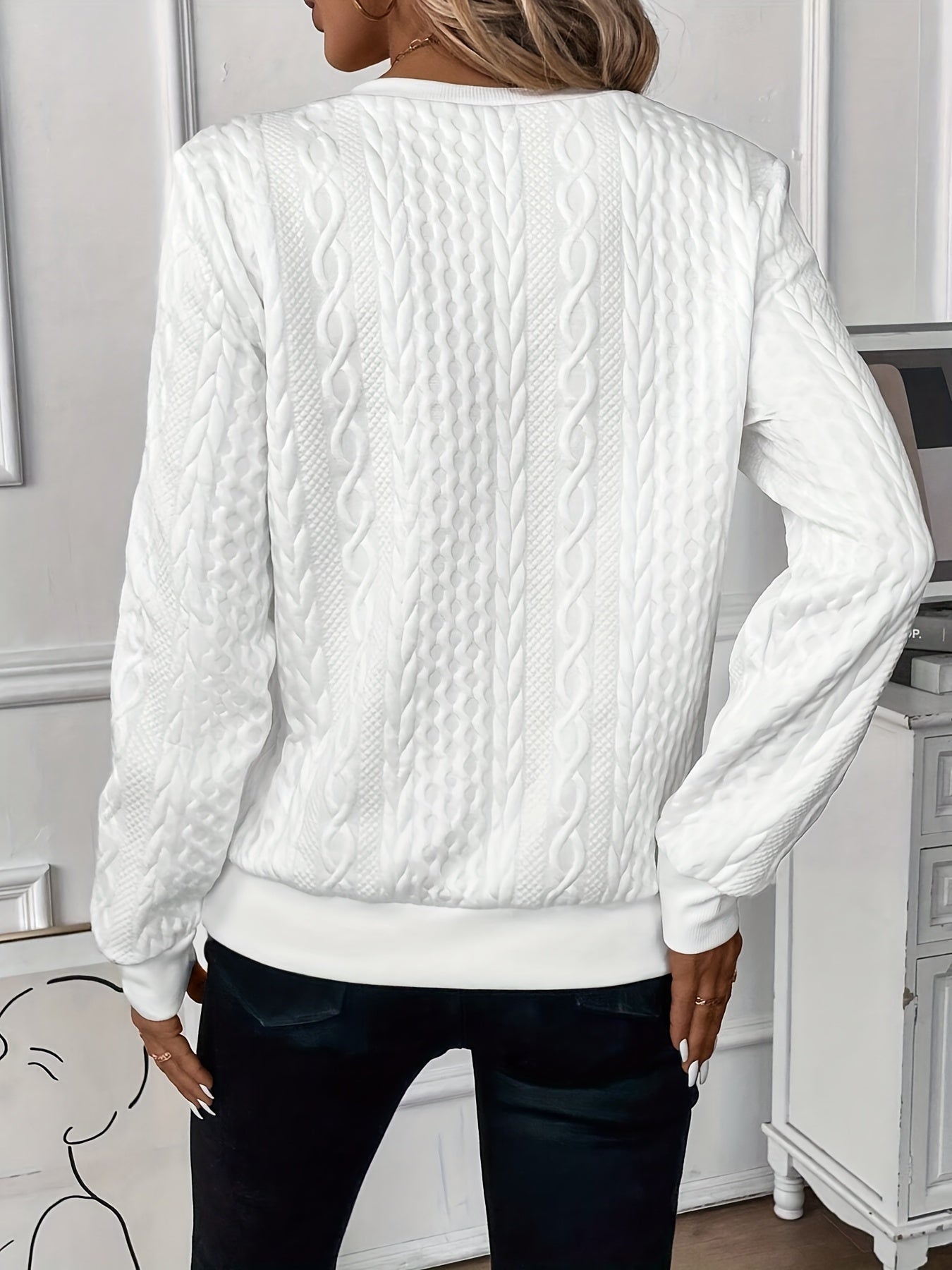 Sofia dames strikket trøje komfortabel med klassisk kabelstrikmønster og lynlås ved halsen, designet til en behagelig pasform og et stilfuldt look, perfekt til både hverdag og afslappede anledninger.