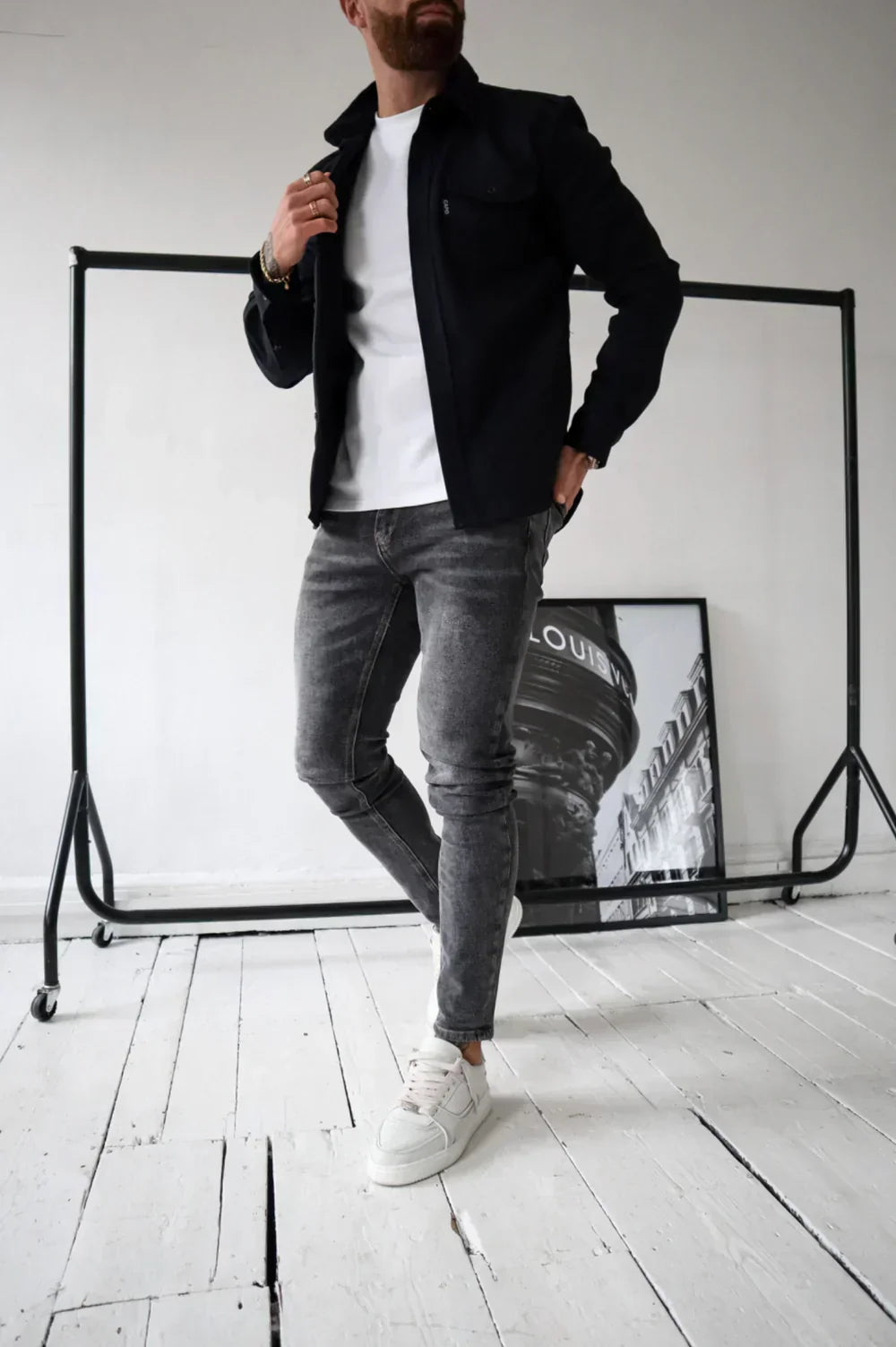 Noah herre skjortejakke casual med afslappet pasform og klassisk design, udstyret med brystlommer og knaplukning, perfekt til et stilfuldt og komfortabelt hverdagslook.