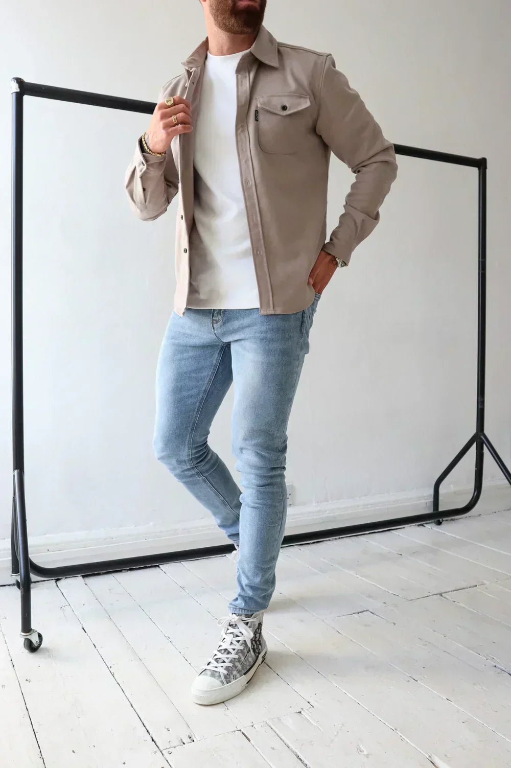 Noah herre skjortejakke casual med afslappet pasform og klassisk design, udstyret med brystlommer og knaplukning, perfekt til et stilfuldt og komfortabelt hverdagslook.