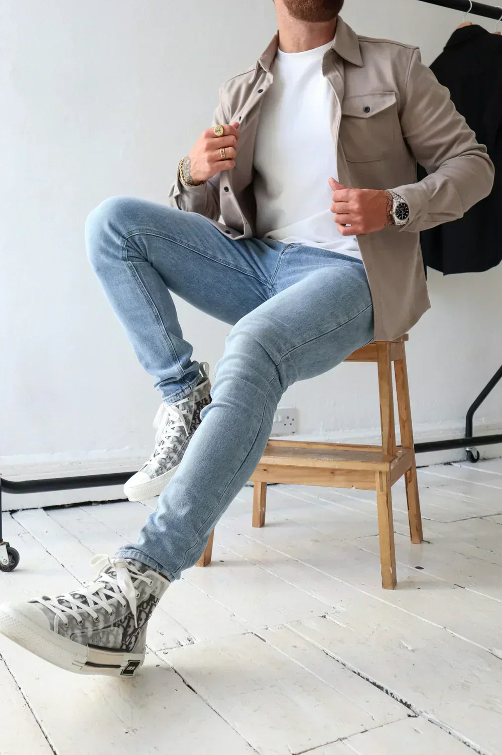 Noah herre skjortejakke casual med afslappet pasform og klassisk design, udstyret med brystlommer og knaplukning, perfekt til et stilfuldt og komfortabelt hverdagslook.