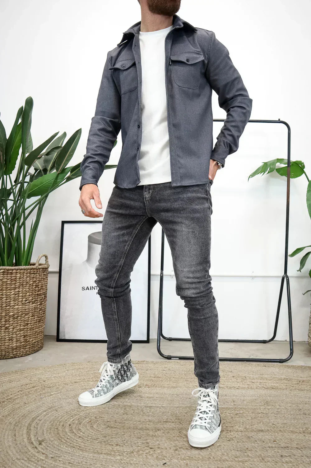 Noah herre skjortejakke casual med afslappet pasform og klassisk design, udstyret med brystlommer og knaplukning, perfekt til et stilfuldt og komfortabelt hverdagslook.