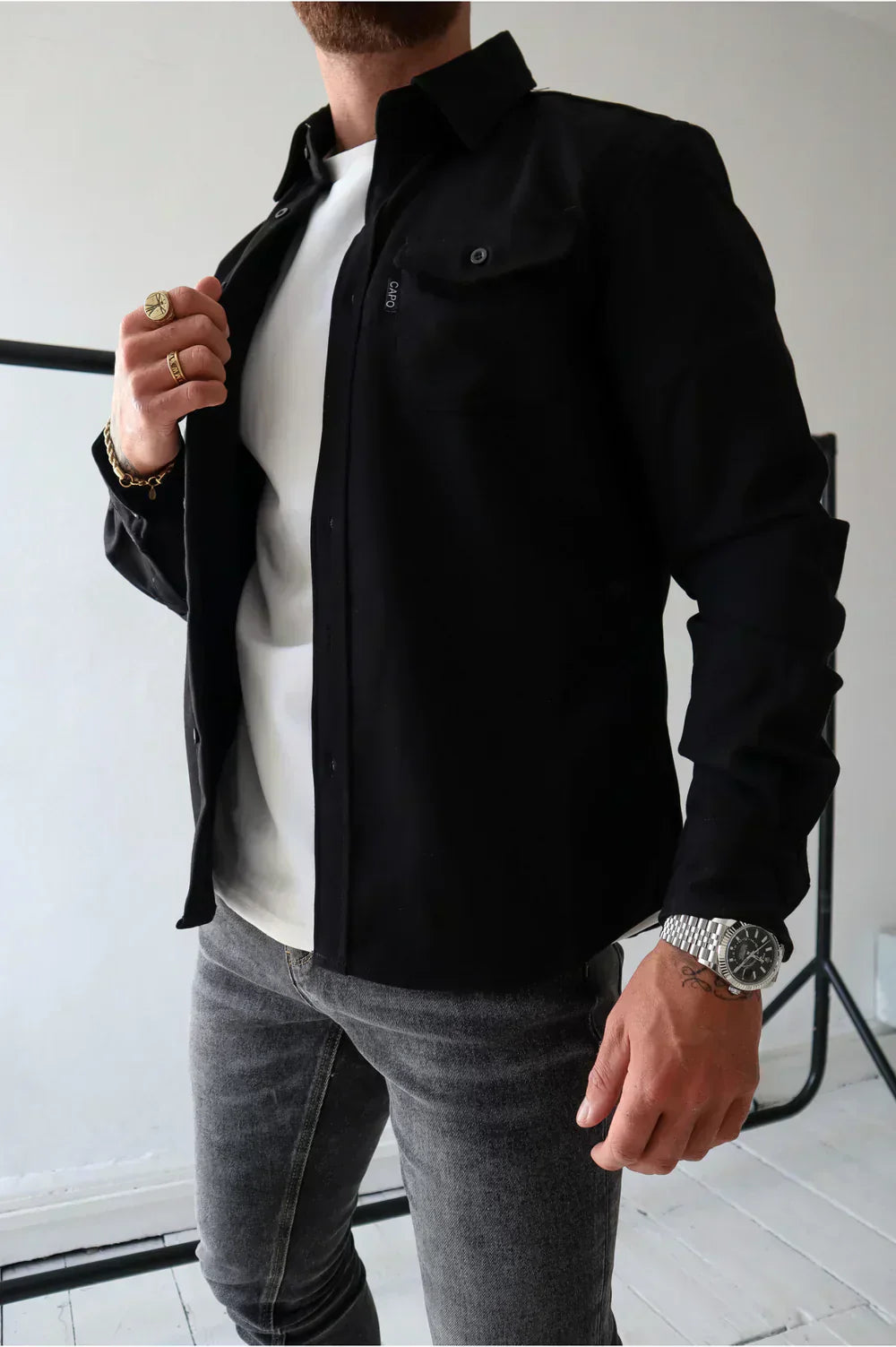 Noah herre skjortejakke casual med afslappet pasform og klassisk design, udstyret med brystlommer og knaplukning, perfekt til et stilfuldt og komfortabelt hverdagslook.