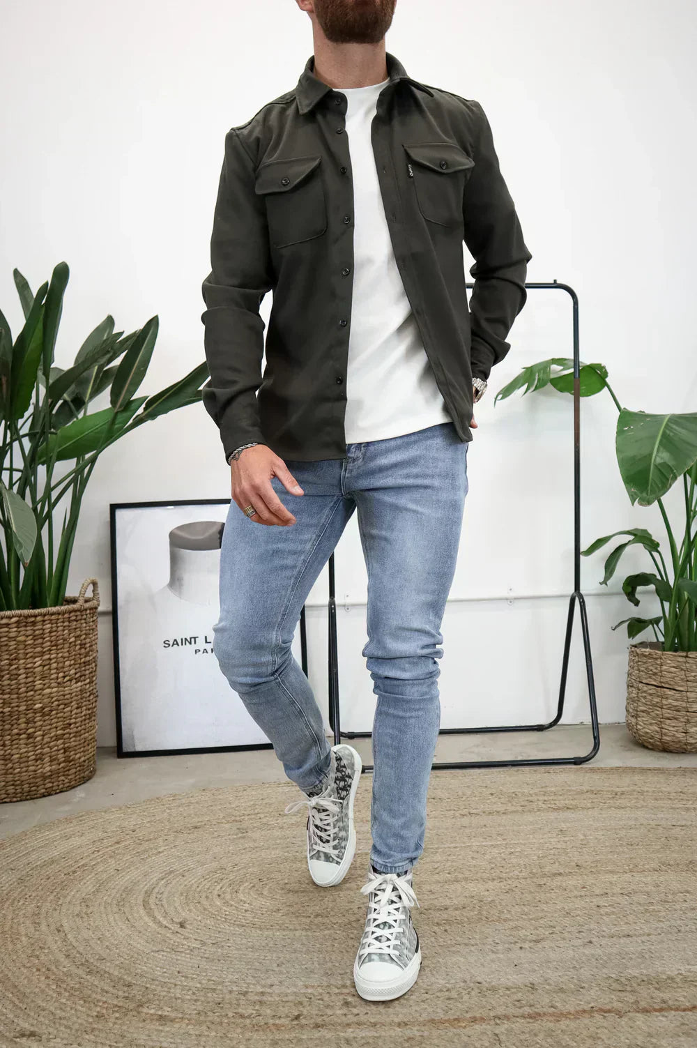 Noah herre skjortejakke casual med afslappet pasform og klassisk design, udstyret med brystlommer og knaplukning, perfekt til et stilfuldt og komfortabelt hverdagslook.
