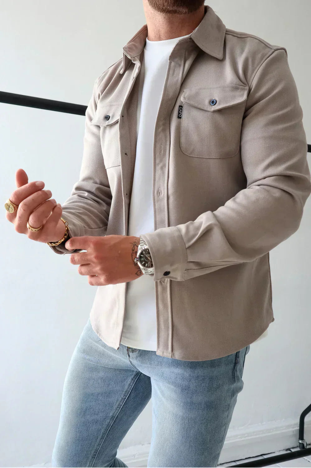 Noah herre skjortejakke casual med afslappet pasform og klassisk design, udstyret med brystlommer og knaplukning, perfekt til et stilfuldt og komfortabelt hverdagslook.