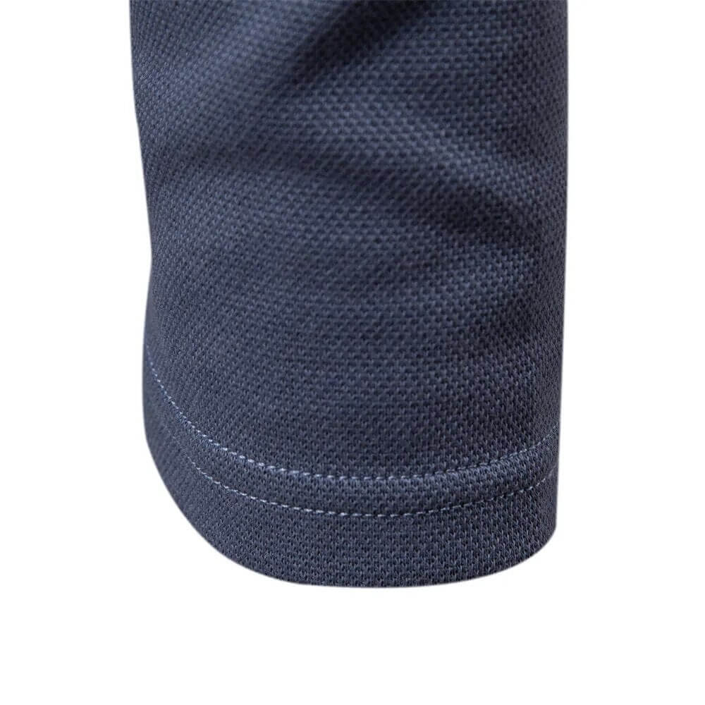 Nærbillede af polokraven og det elegante snit.