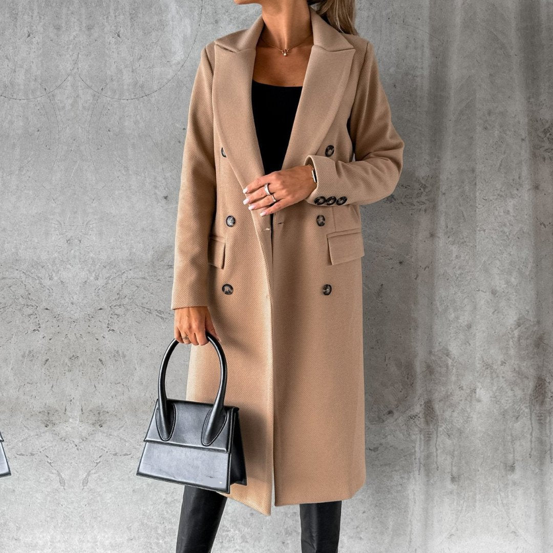 Dobbeltknappet design fremhæver et klassisk look.