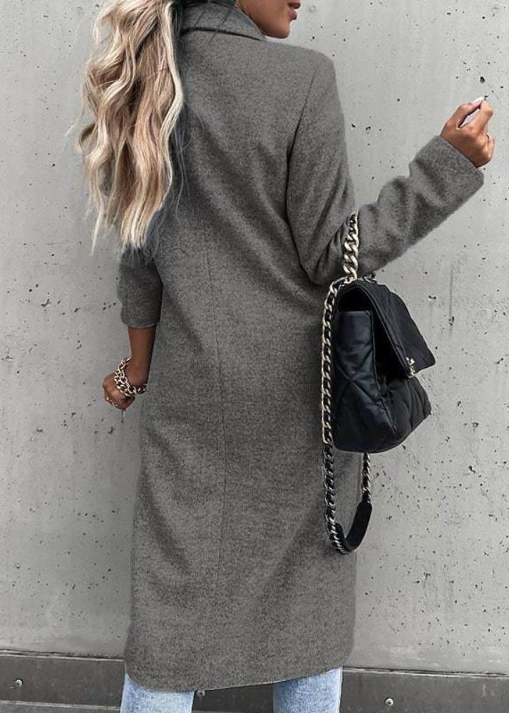 Asta dames klassisk frakke elegant med tidløst snit og dobbeltradet lukning, udstyret med bred krave og lommer, ideel til et sofistikeret og stilfuldt look til både hverdags- og formelle anledninger.
