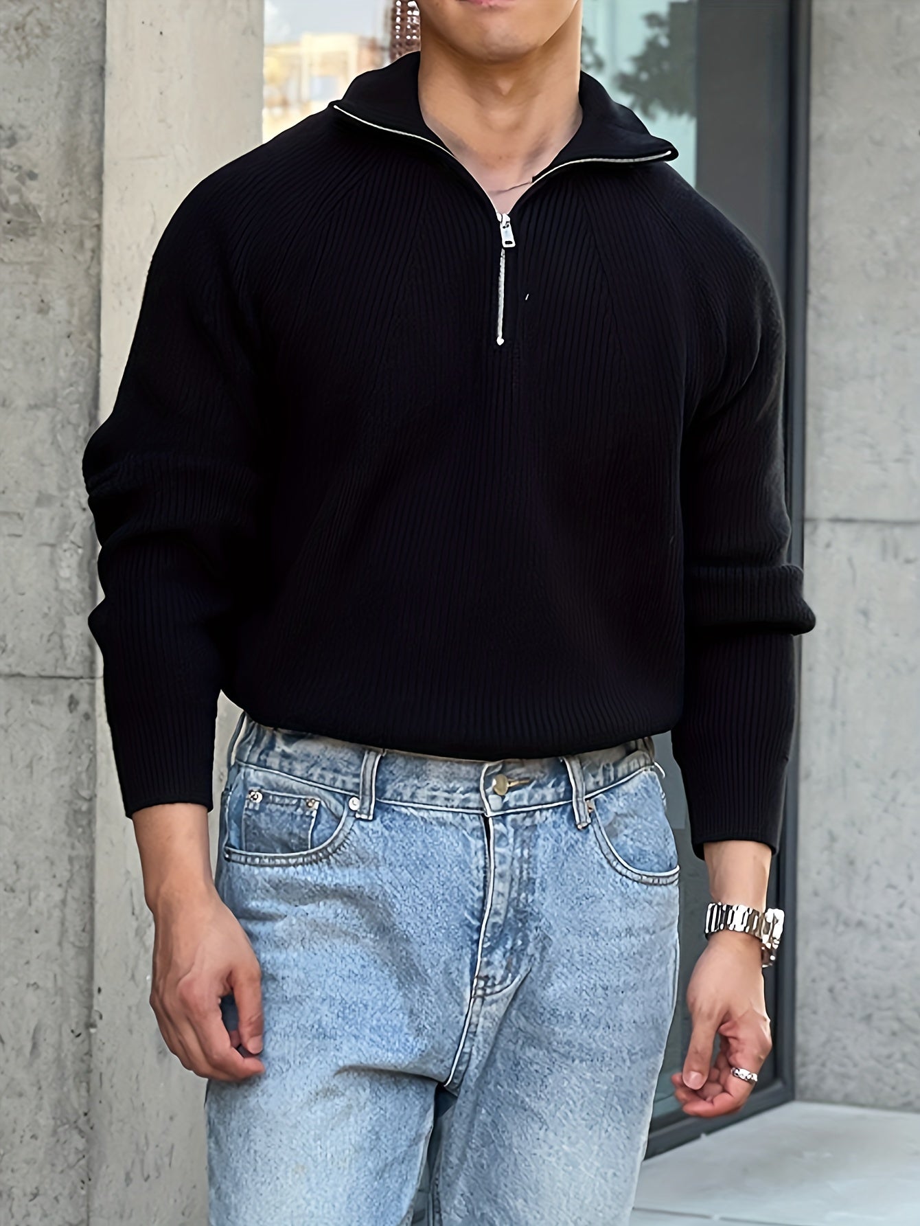 Moderne striktrøje stylet med en afslappet hverdagslook.