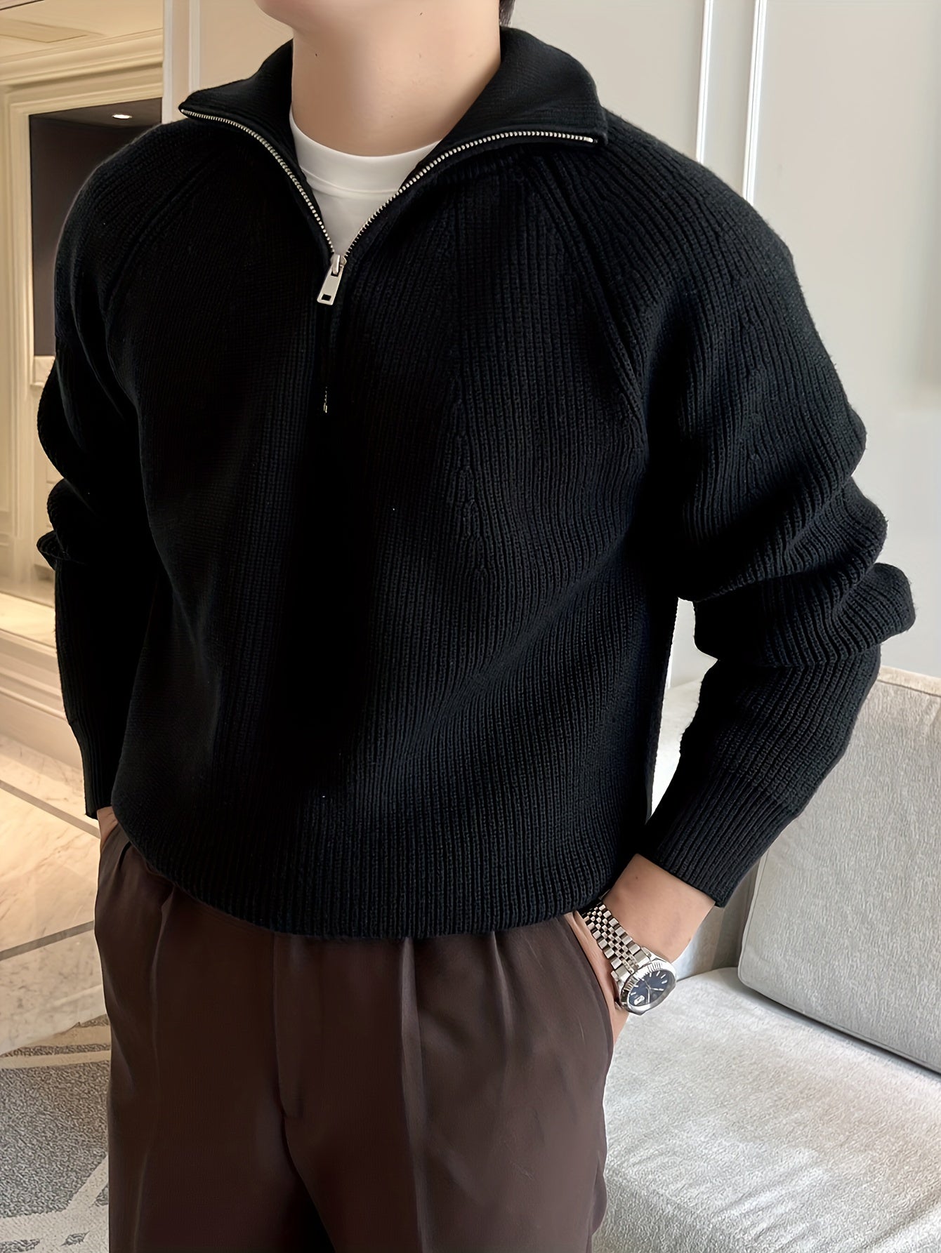 Klassisk sweater kombineret med jeans for et afslappet look.