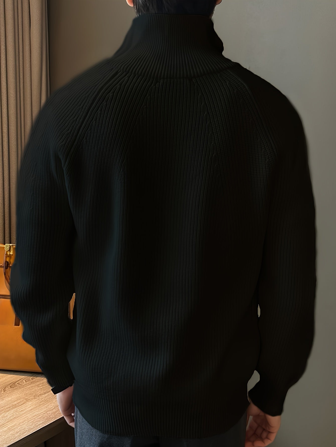Tæt på detaljer af den strikkede tekstur og ribkanter.