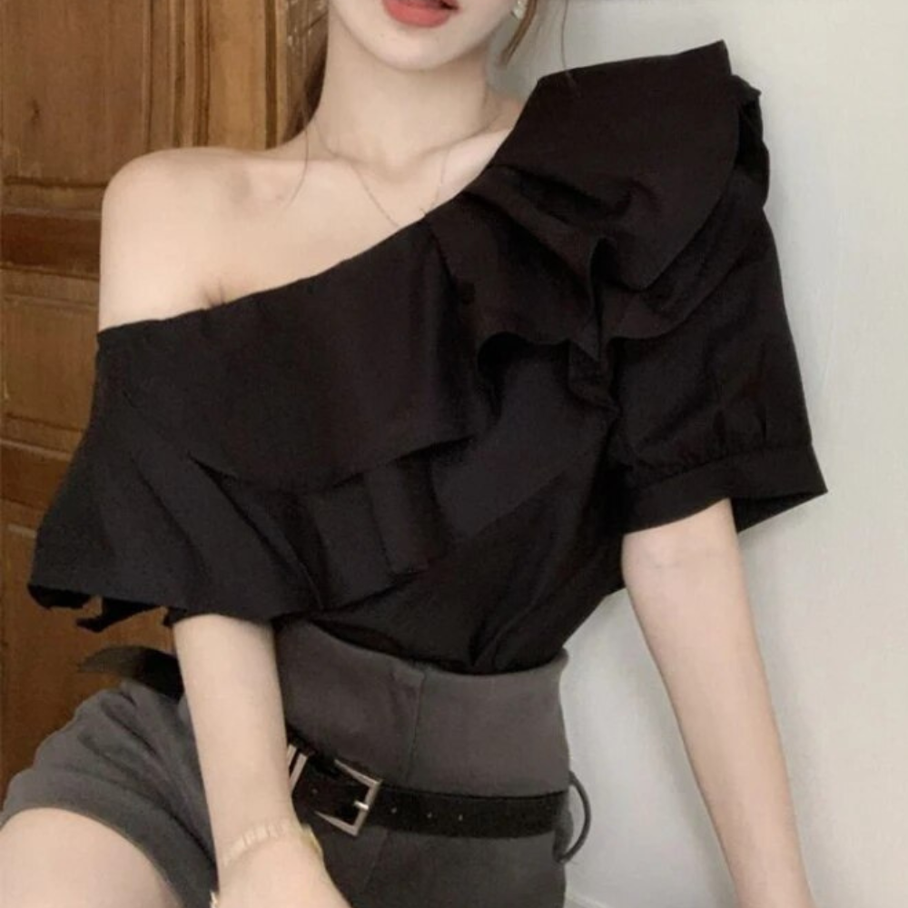 Sophia - Alsidig bluse med yndefulde flæser og off-shoulder