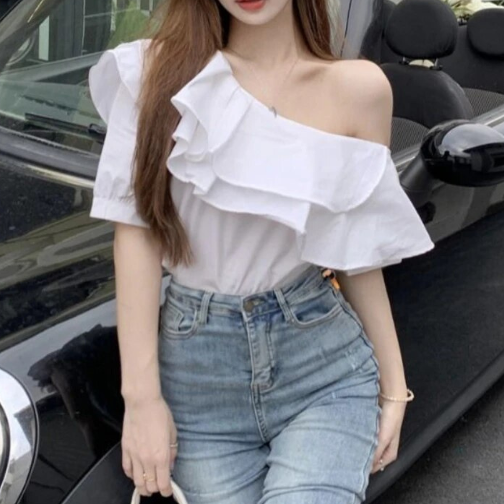 Sophia - Alsidig bluse med yndefulde flæser og off-shoulder