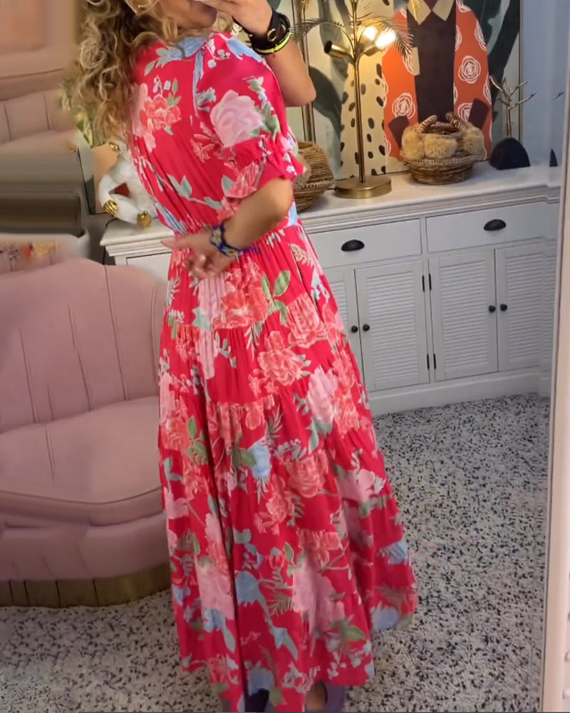 Livia's Livlige slå-om-kjole med blomsterprint og flæser