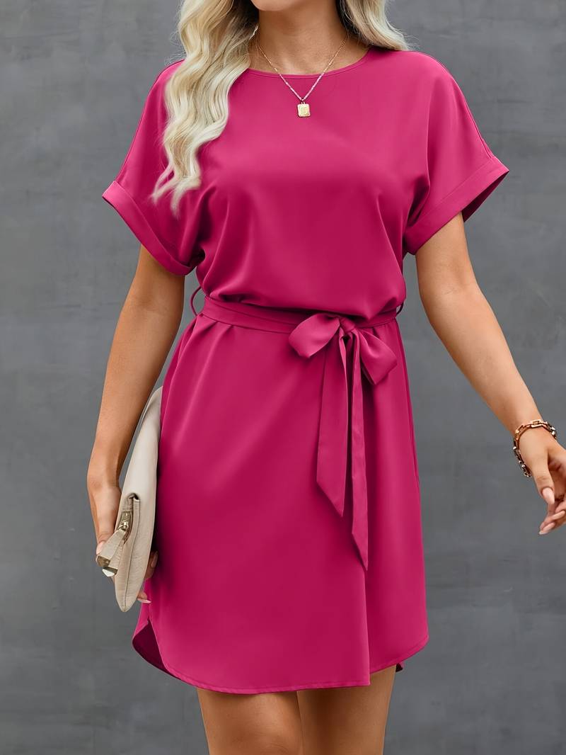 StyleComfort - Elegant kjole med rund halsudskæring og linning
