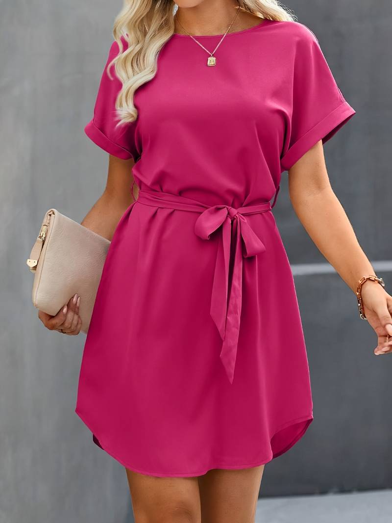 StyleComfort - Elegant kjole med rund halsudskæring og linning