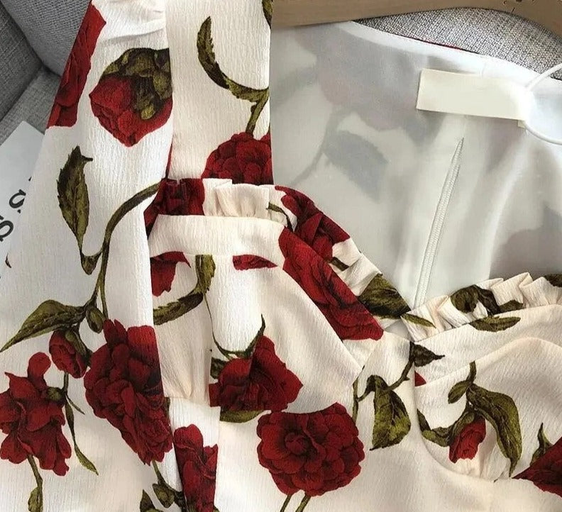 Livias retro-magi: elegant bluse med blomstermønster og pufærmer