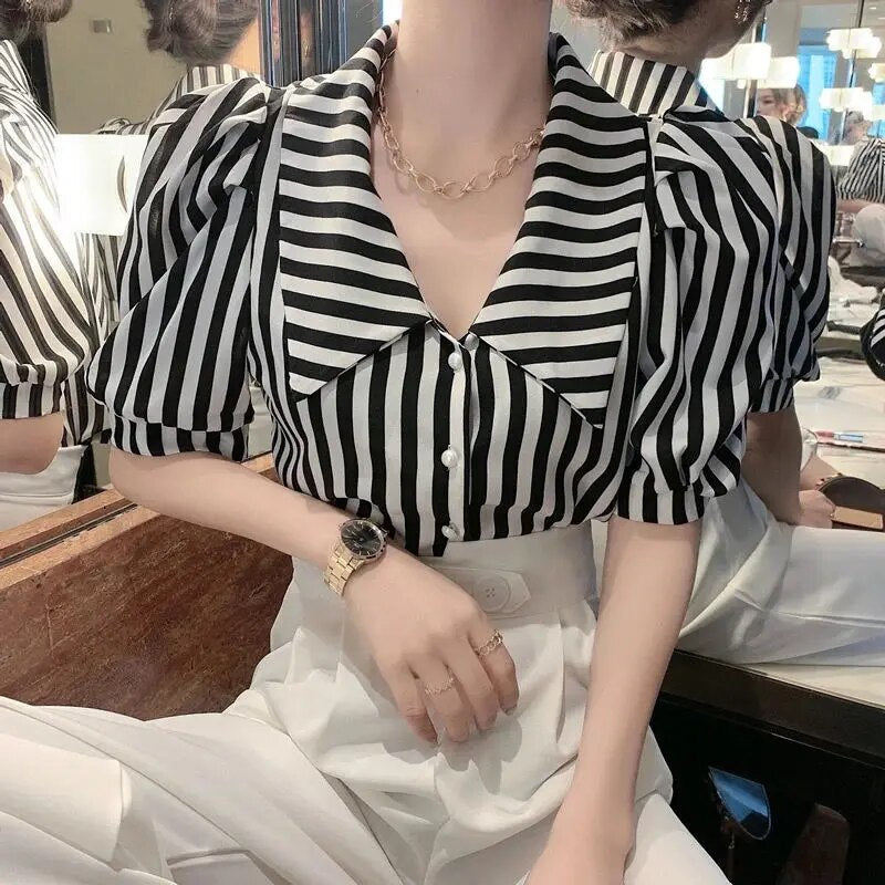 Livia - Elegant stribet bluse med pufærmer og moderigtig krave