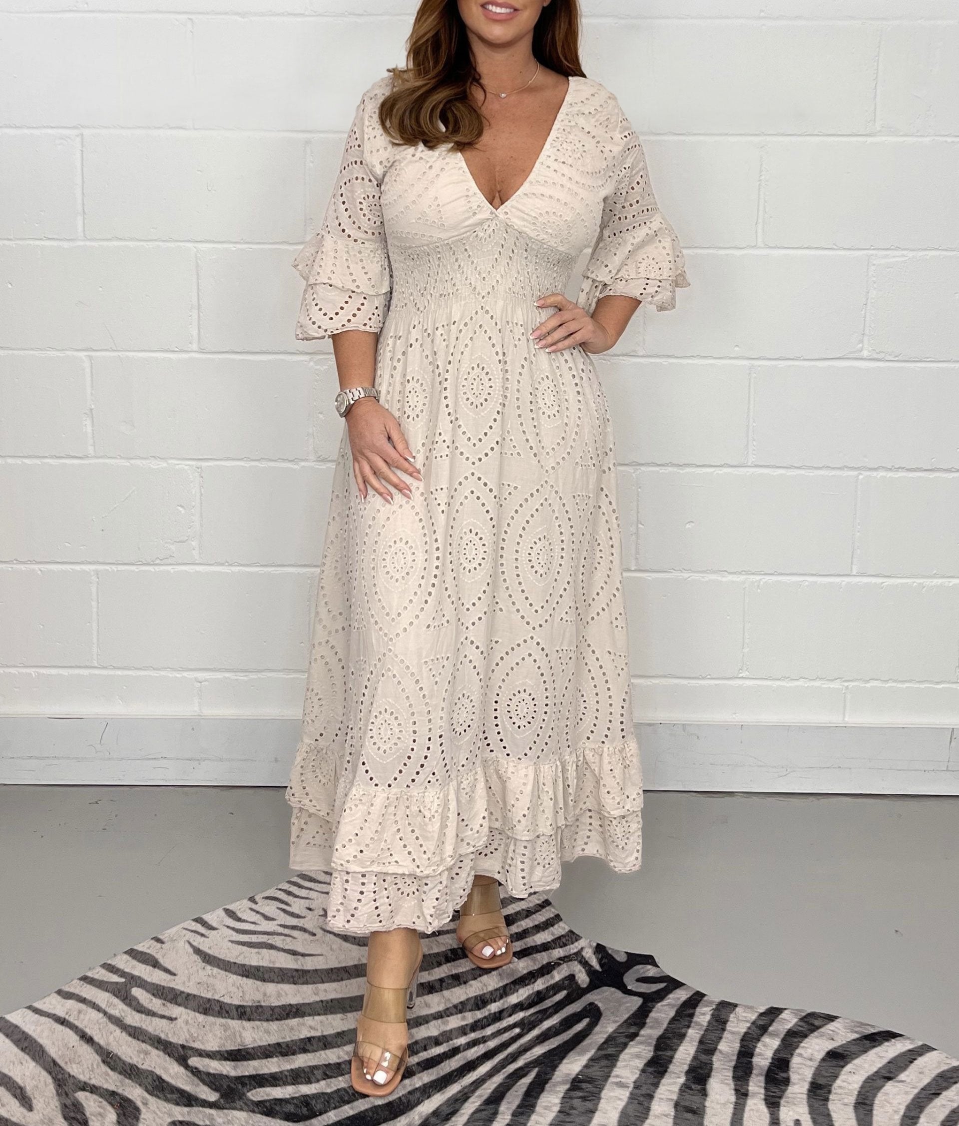 Elara - Elegant midikjole med V-udskæring og broderi Elegance