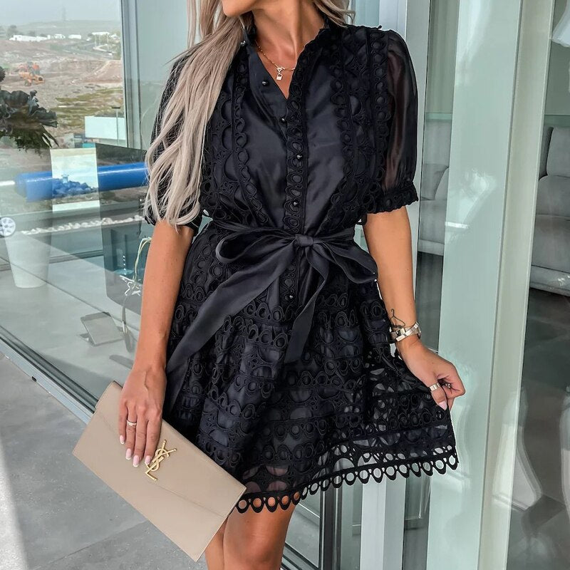 Livia's' - Elegant kjole med hulmønster og bælte