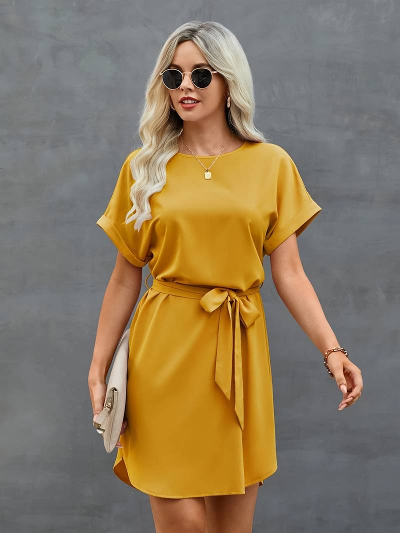 StyleComfort - Elegant kjole med rund halsudskæring og linning
