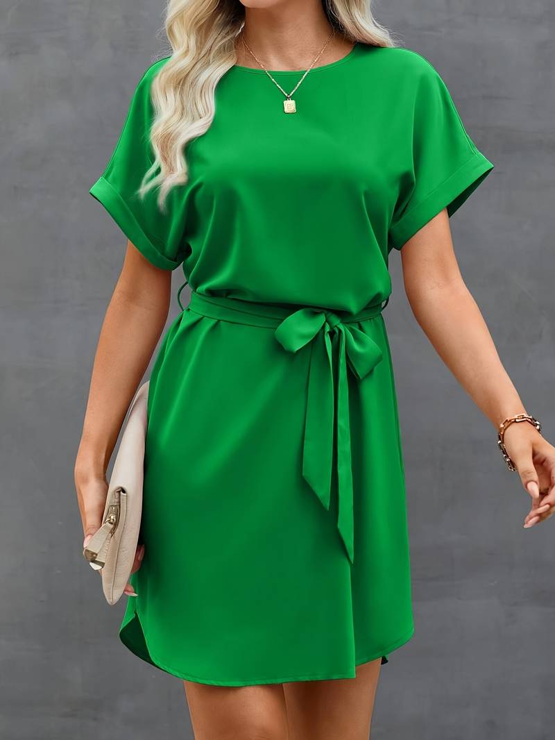 StyleComfort - Elegant kjole med rund halsudskæring og linning