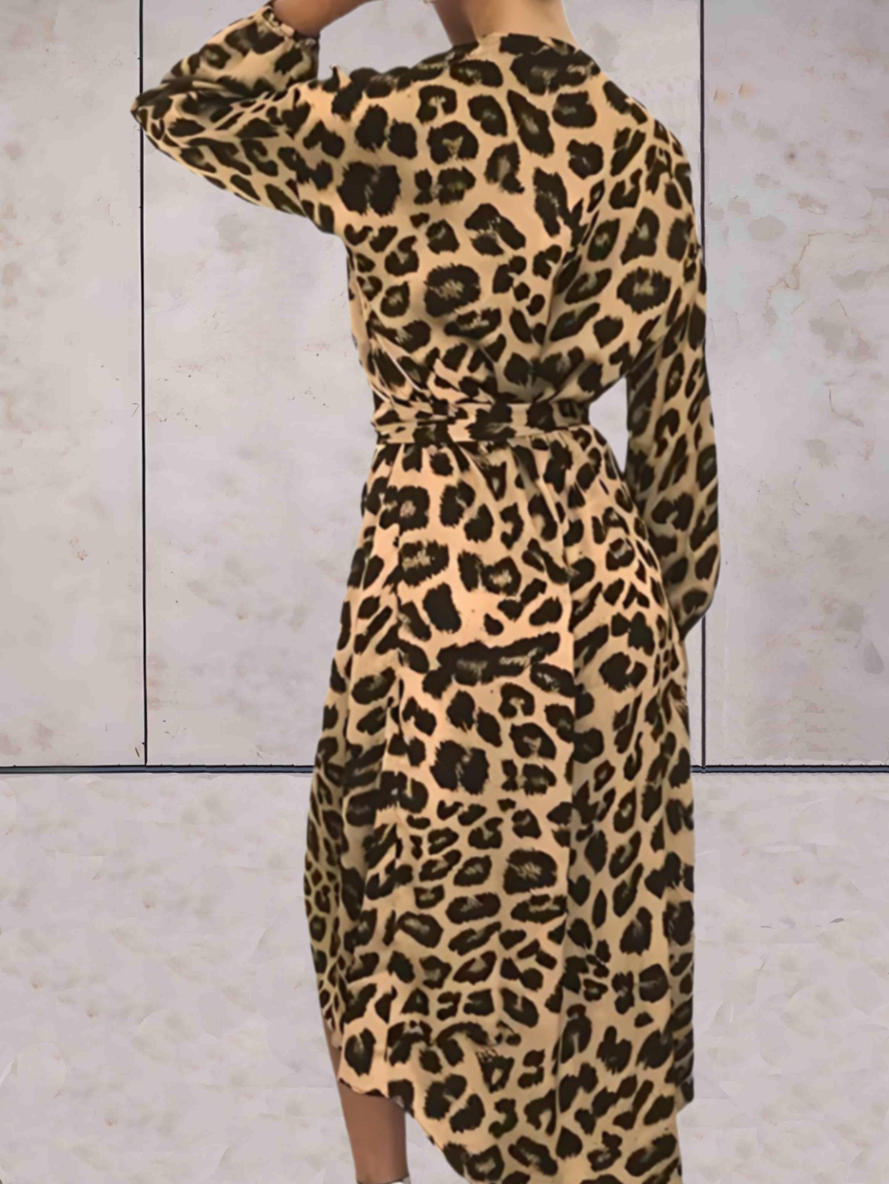 Valeria's: Langærmet kjole med leopardprint og bælte