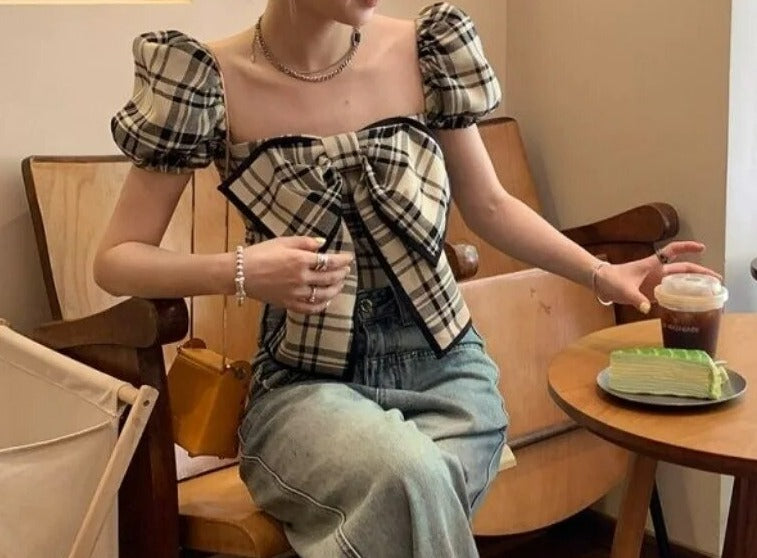 Emilia - Ternet bluse med elegant sløjfe og pufærmer