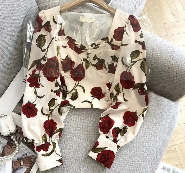 Livias retro-magi: elegant bluse med blomstermønster og pufærmer